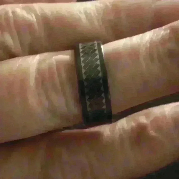 ❤️3/$10❤️ NWOT Stainless Steel Black Ring Punk Style Track Pattern Ring - Size 9 - Picture 1 of 3